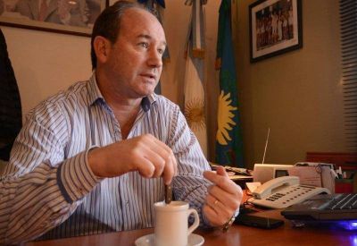 Un intendente sali� a bancar a Randazzo: 