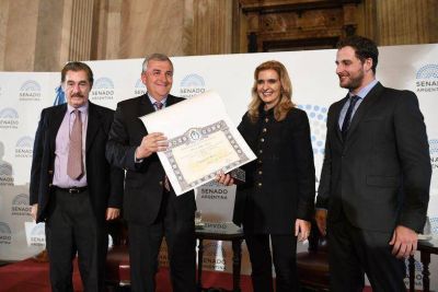 MORALES DISTINGUIDO EN HOMENAJE A FRANJA MORADA	