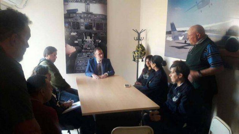 Cabrera visit� el Aeropuerto del Valle del Conlara y la escuela de pilotos