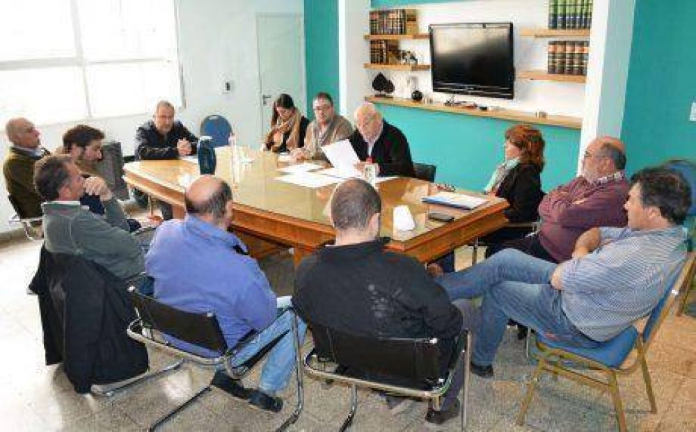 La emergencia h�drica y los caminos motivaron una reuni�n del Intendente de Tres Lomas con la Sociedad Rural