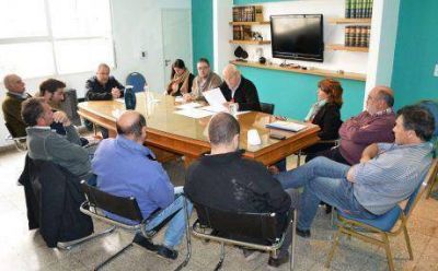 La emergencia h�drica y los caminos motivaron una reuni�n del Intendente de Tres Lomas con la Sociedad Rural