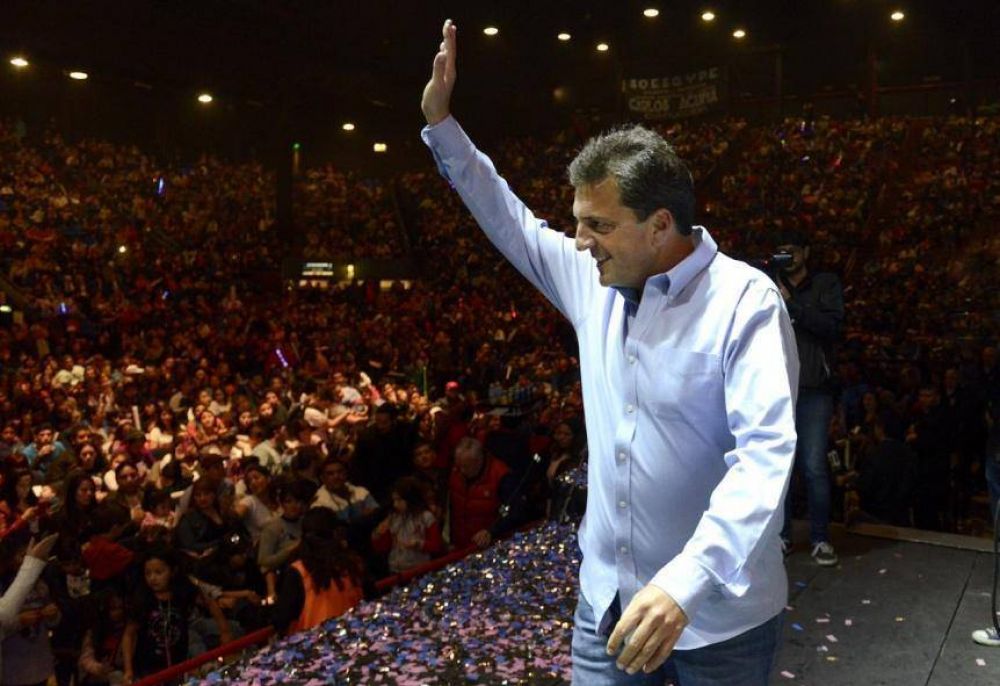 Con Panam y Carlitos Bal�, Massa apunt� a conservar los votos de las PASO