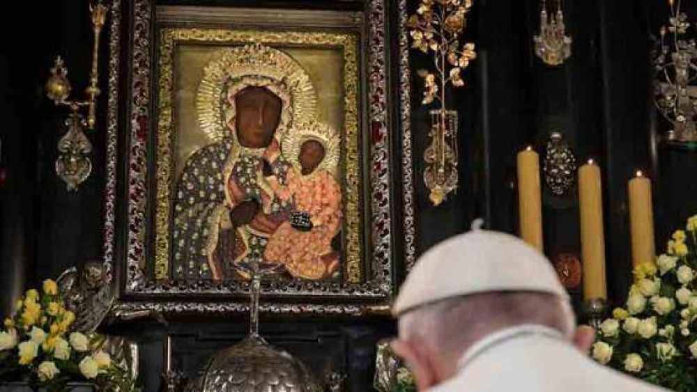 El Papa: �Mar�a no es una reina distante, sino una madre que sufre con nosotros�