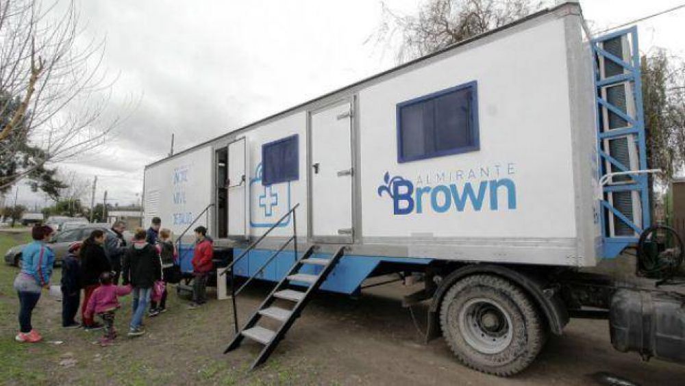 Trailers de salud recorren los barrios de Brown