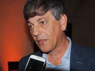 Dos realidades: Un puerto activo 24 horas y la proliferaci�n de buques arrumbados