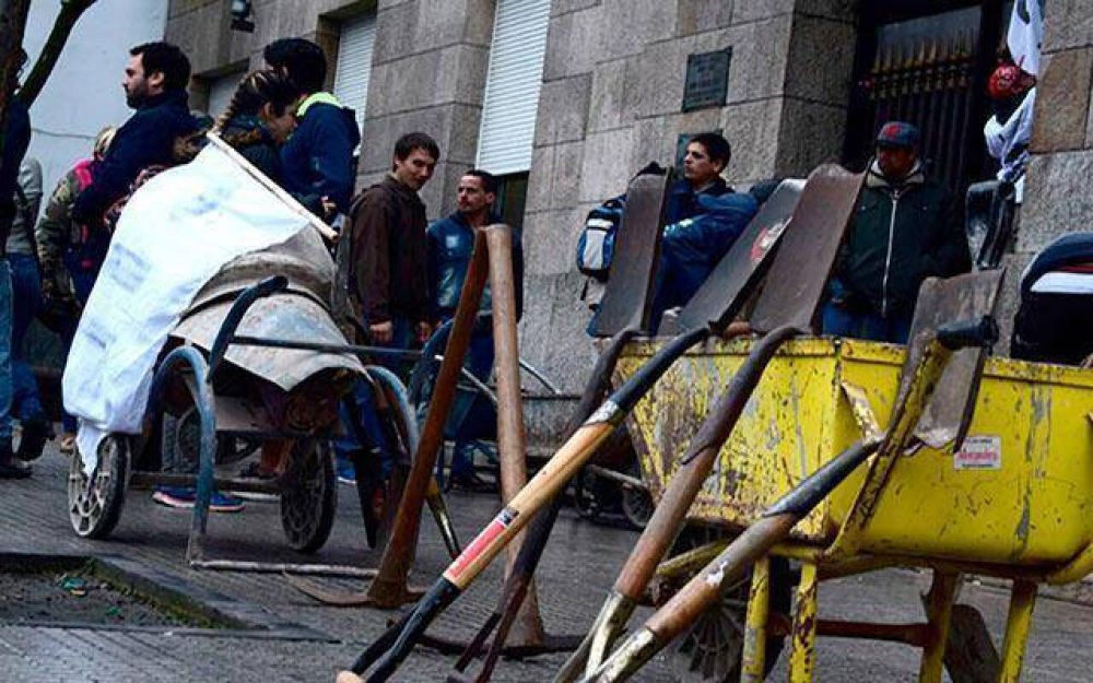 Cooperativas denunciaron que la municipalidad minti� y la protesta sigue