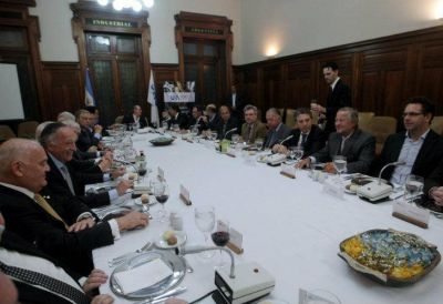 Dujovne se reuni� con la UIA y anticip� una reforma impositiva �gradual�
