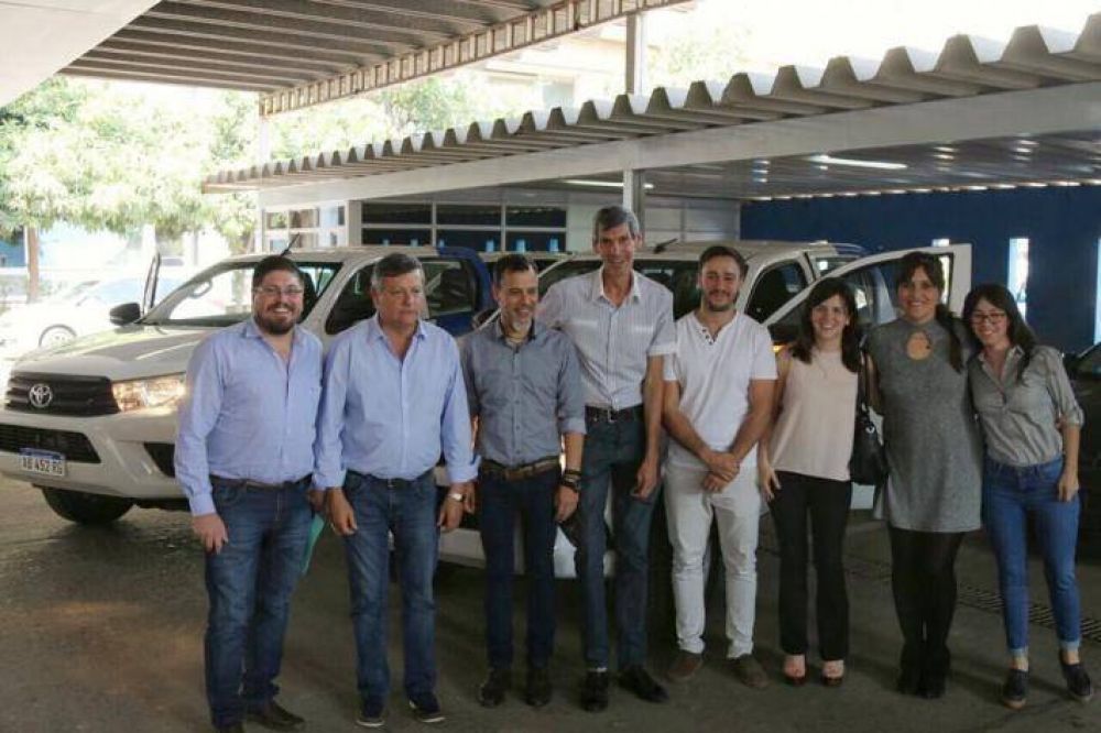El Gobierno entreg� camionetas a la Unidad Ejecutora de Programas y Proyectos Especiales