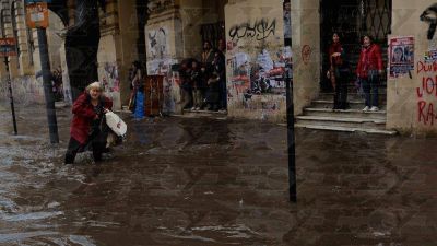 Bastaron 7 minutos de lluvia para que La Plata se convirtiera en una laguna