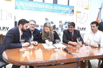 Bertone anunci� la construcci�n de 2500 viviendas para R�o Grande