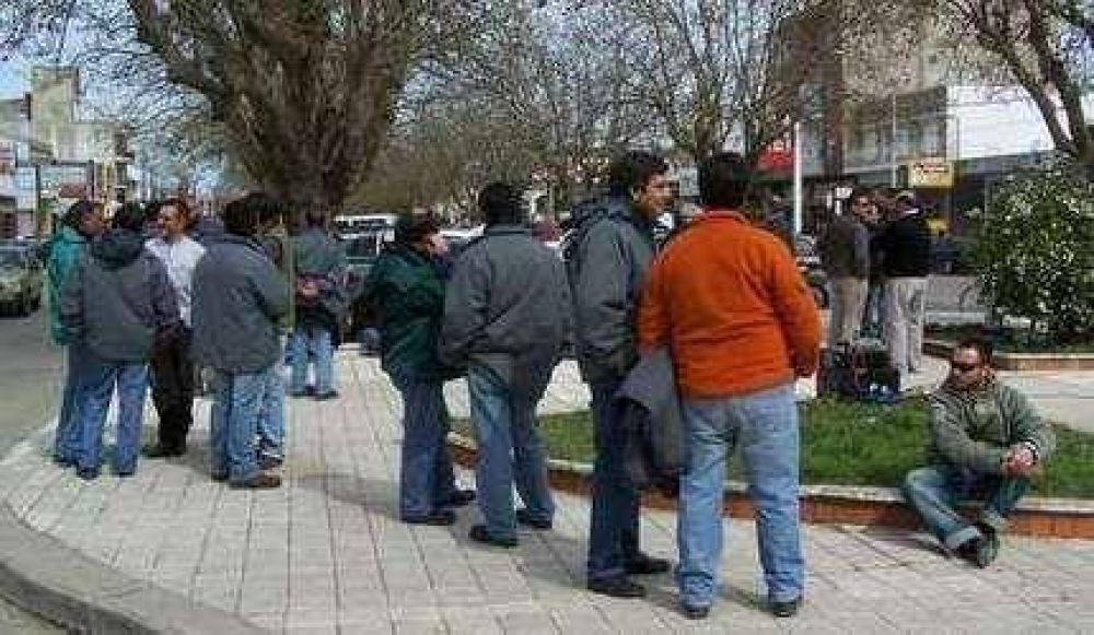 Una protesta y momentos de tensi�n tuvieron lugar en la puerta de Cooperativa