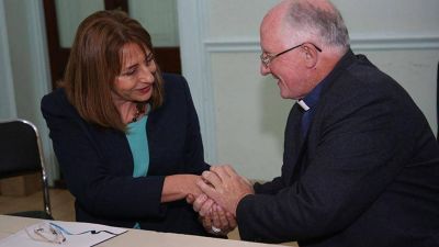 Gils Carb� firm� un convenio de prevenci�n de adicciones con el Obispo de Merlo-Moreno