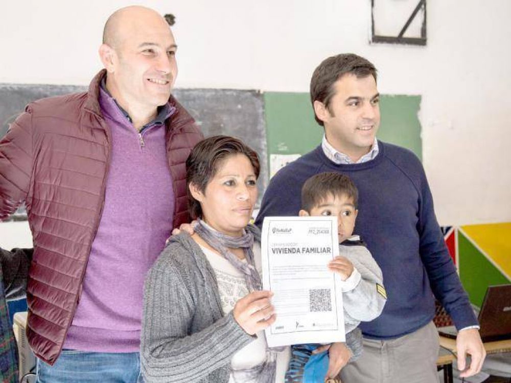 Entregan 105 certificados de viviendas