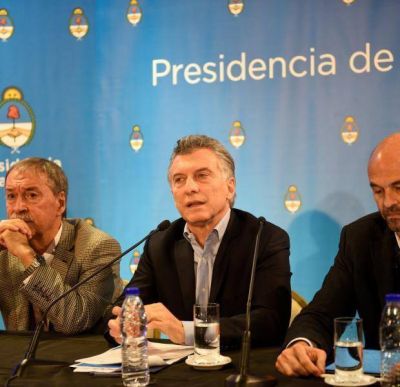Schiaretti, entre dobles agentes y modistos