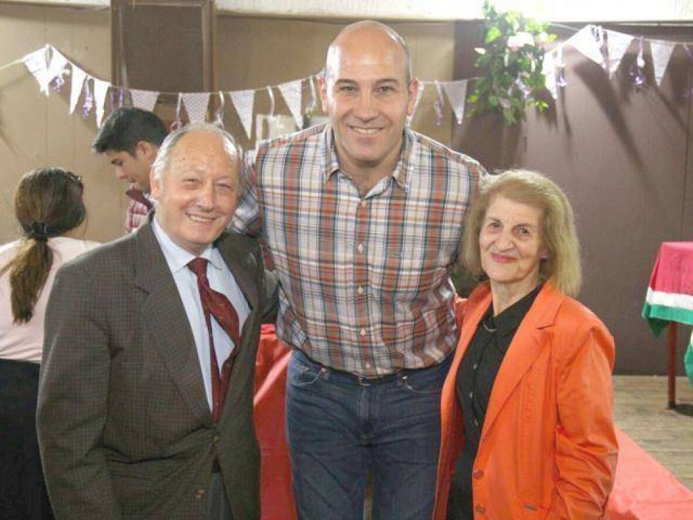 Molina junto al candidato a edil Galetto con vecinos de Bernal
