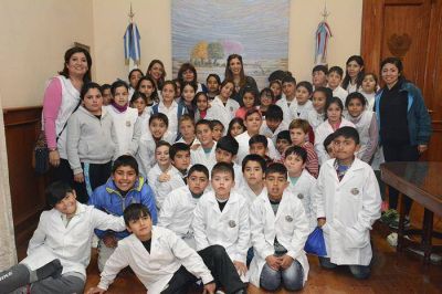 La gobernadora recibi� a alumnos de la zona