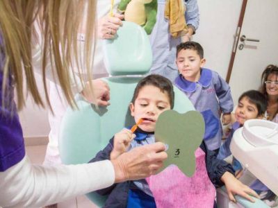 Por la salud bucal de alumnos