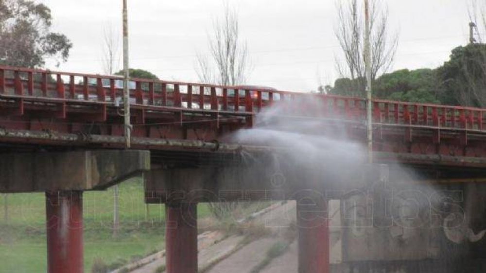El trnsito de camiones agrand la prdida de agua en el Puente Dardo Rocha