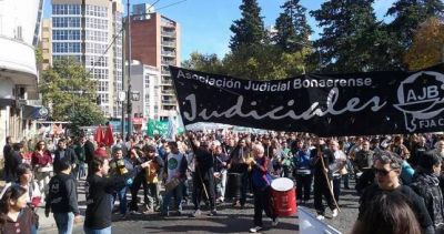 Para quebrar la resistencia, ordenan descontar los d�as de paro a los judiciales bonaerenses