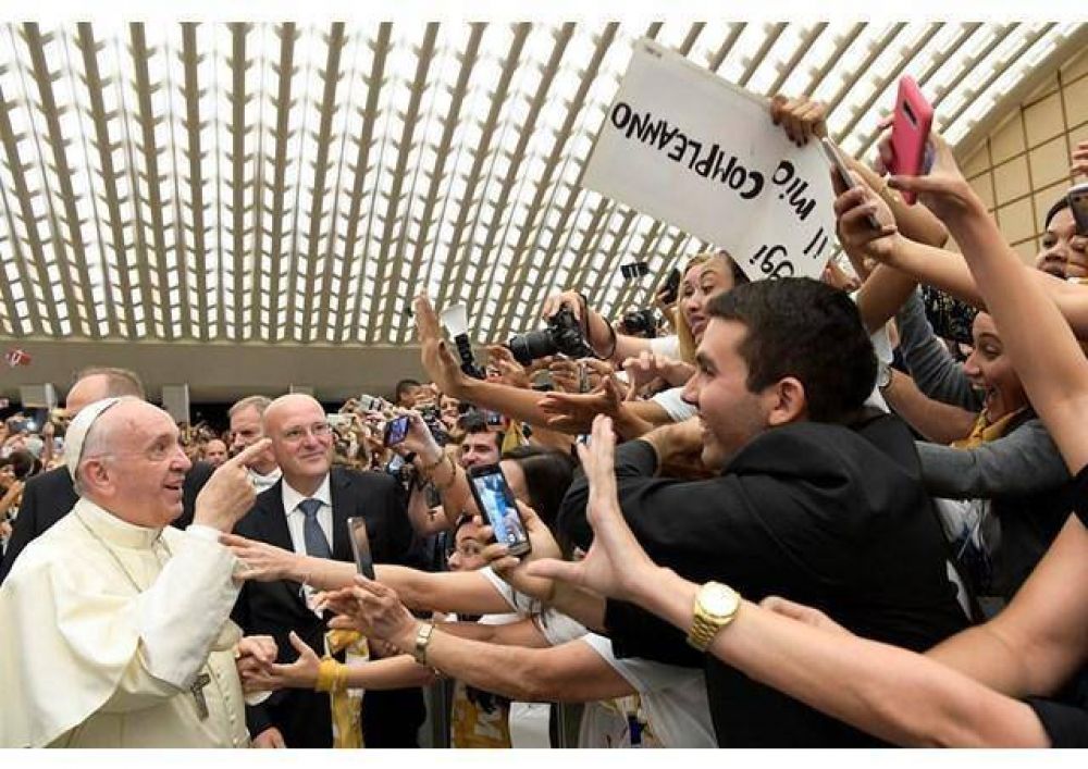 Papa a la Comunidad Shalom: �J�venes, no se miren al espejo, miren hacia los dem�s�
