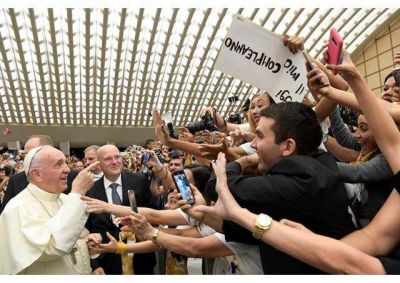 Papa a la Comunidad Shalom: �J�venes, no se miren al espejo, miren hacia los dem�s�