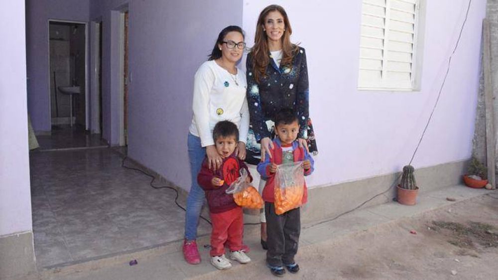 La gobernadora inaugur� viviendas en Capital y La Banda