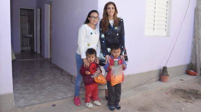 La gobernadora inaugur� viviendas en Capital y La Banda