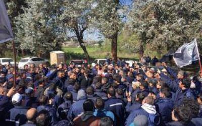 Paro, protestas y cortes por 27 trabajadores despedidos en una papelera de Z�rate