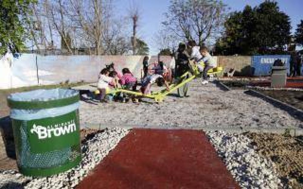 Almirante Brown: El municipio puso en valor la Plaza Ren� Favaloro