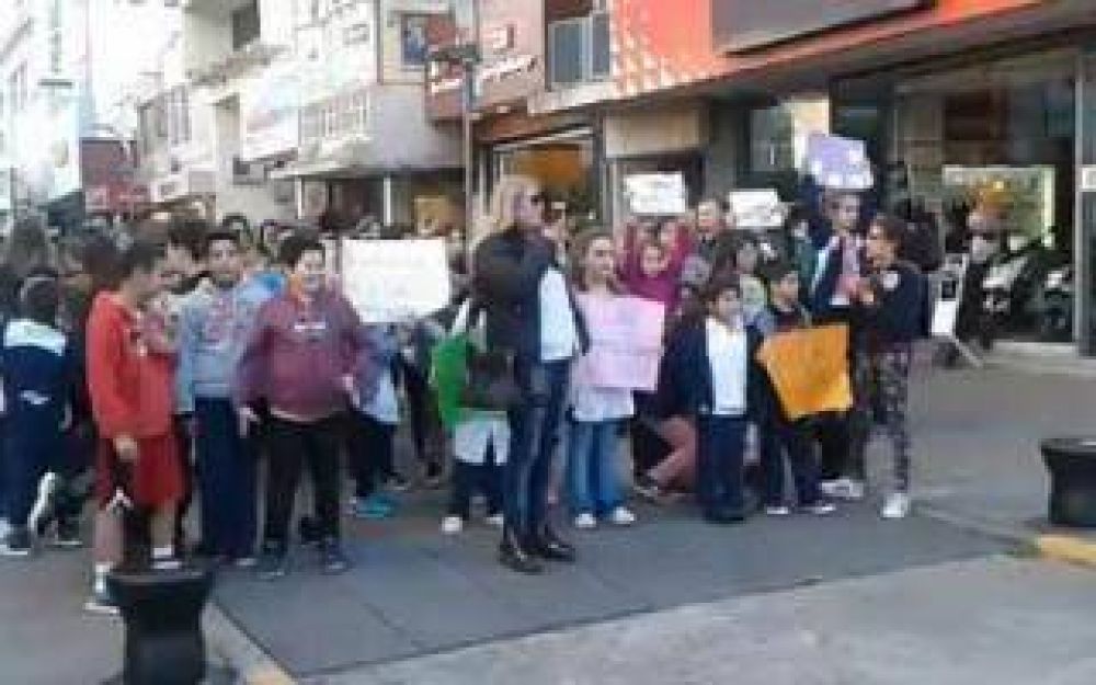 Maestros y alumnos marcharon en apoyo a una docente denunciada en Pergamino