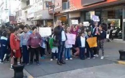 Maestros y alumnos marcharon en apoyo a una docente denunciada en Pergamino