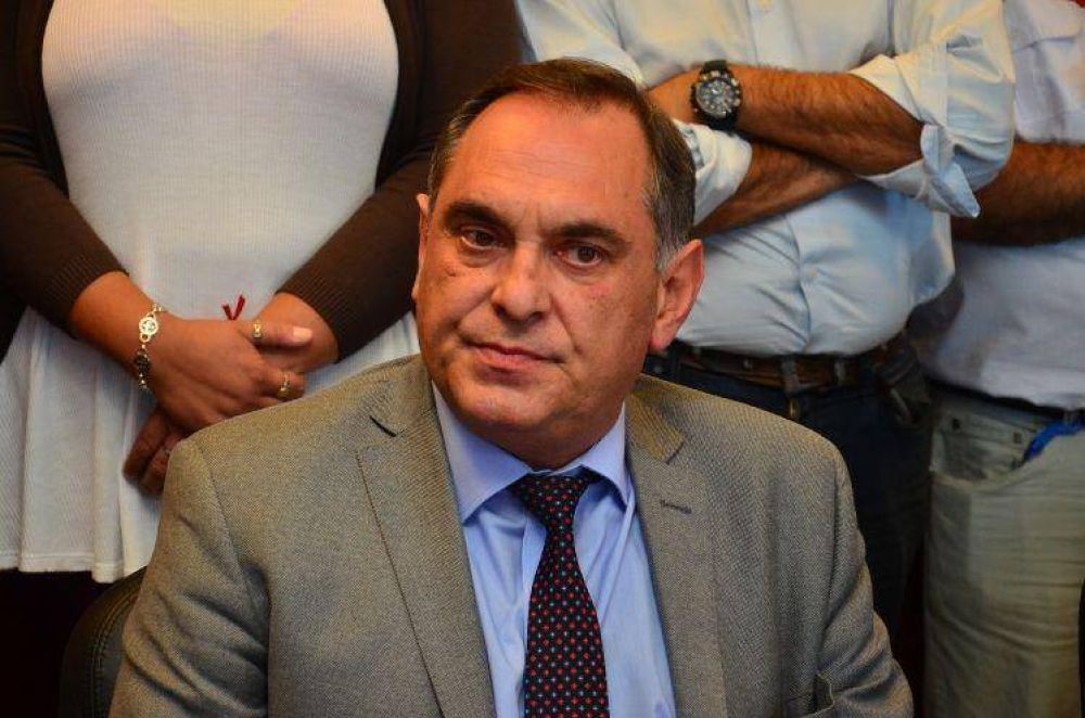 El ministro de Salud apunta a una profesional y dice que se 