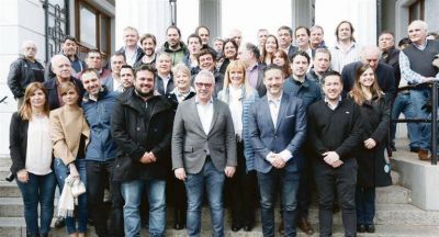 PJ busc� foto de unidad, ahora junto a la tumba de Cafiero