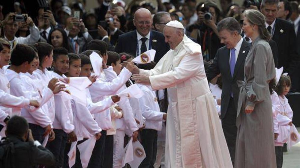 La crisis en Venezuela irrumpe en el inicio de la gira del Papa por Colombia