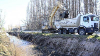 Sacaron 12 camiones de basura por d�a de un canal del Oeste