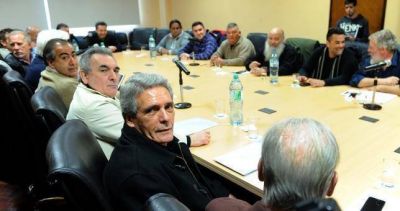 La mesa chica de la CGT se re�ne en medio de un mar de internas