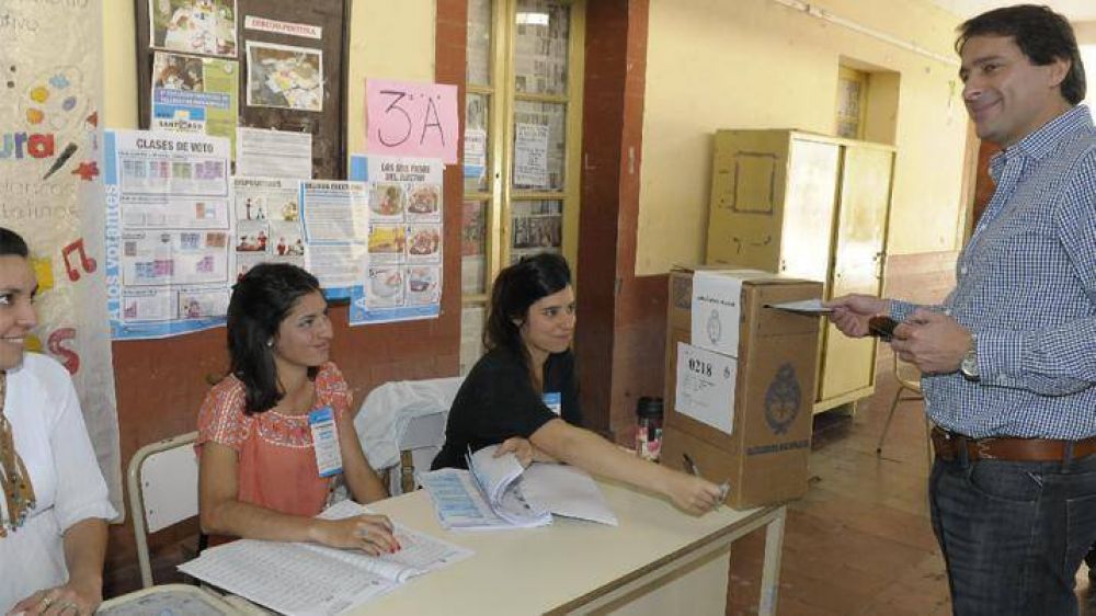 Cristian Oliva encabeza la lista de candidatos a diputados provinciales del Frente C�vico