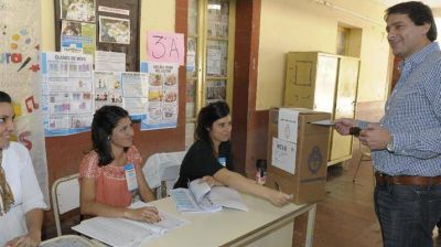 Cristian Oliva encabeza la lista de candidatos a diputados provinciales del Frente C�vico