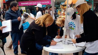 Cientos de tucumanos firman el petitorio para que se intervenga a la SAT