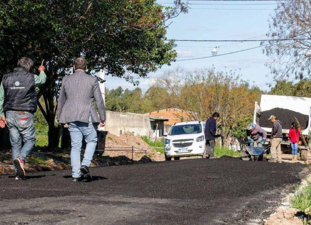 Poletti recorri las obras de asfalto en el Barrio Avellaneda