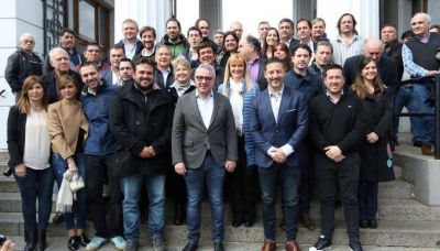Intendentes kirchneristas y massistas se mostraron juntos en busca de la unidad del peronismo