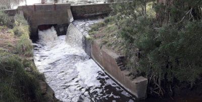 Laguna de los Padres: intensifican las tareas para evitar otra crecida