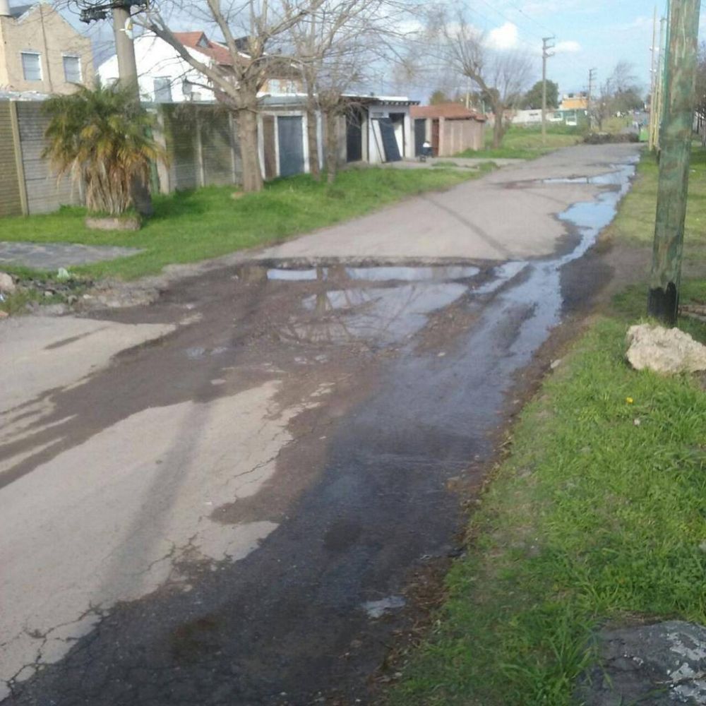 Quejas en un barrio por las calles en mal estado y p�rdidas de agua
