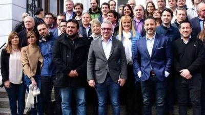 Negocian la unificaci�n de los bloques peronistas en el Congreso despu�s de las elecciones