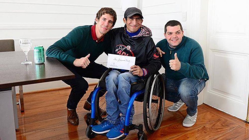Juan Andreotti otorg un apoyo econmico al basquetbolista en silla de ruedas Leonado Soria