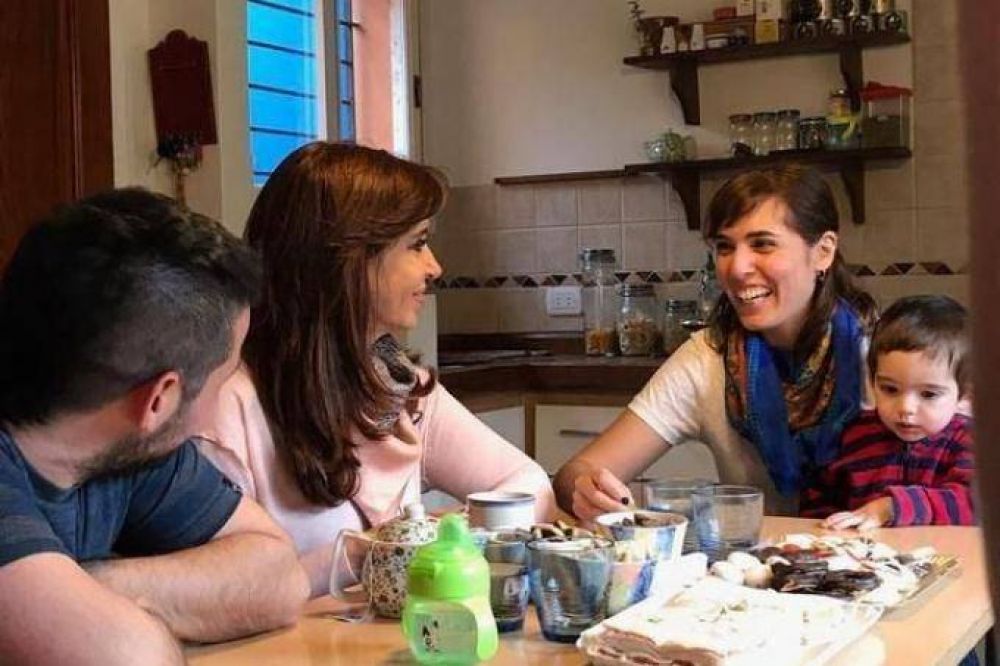 CFK volvi a pisar La Plata: esta vez visit a una joven pareja de Tolosa, su barrio de infancia