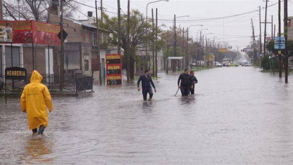 Vecinos indignados por las inundaciones en el Conurbano (y sigue el Alerta)