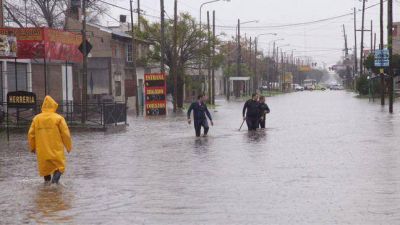Vecinos indignados por las inundaciones en el Conurbano (y sigue el Alerta)