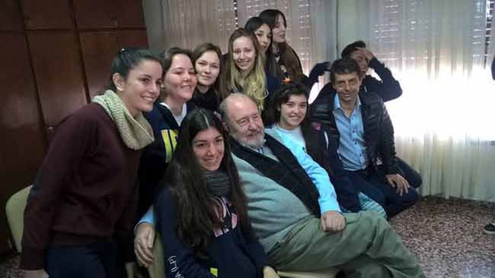 Verna sorprendi� en Winifreda a docentes y alumnos en el festejo del D�a del Maestro