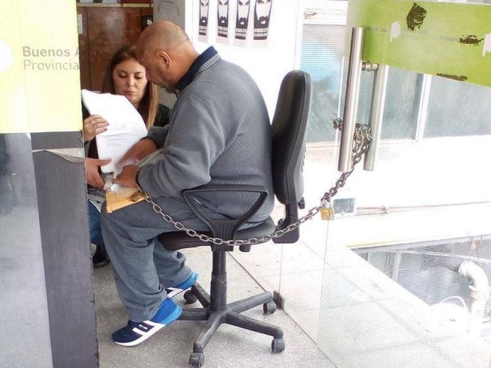 Salud es un polvor�n: Un hombre se encaden� a la entrada y echaron a veinte empleados